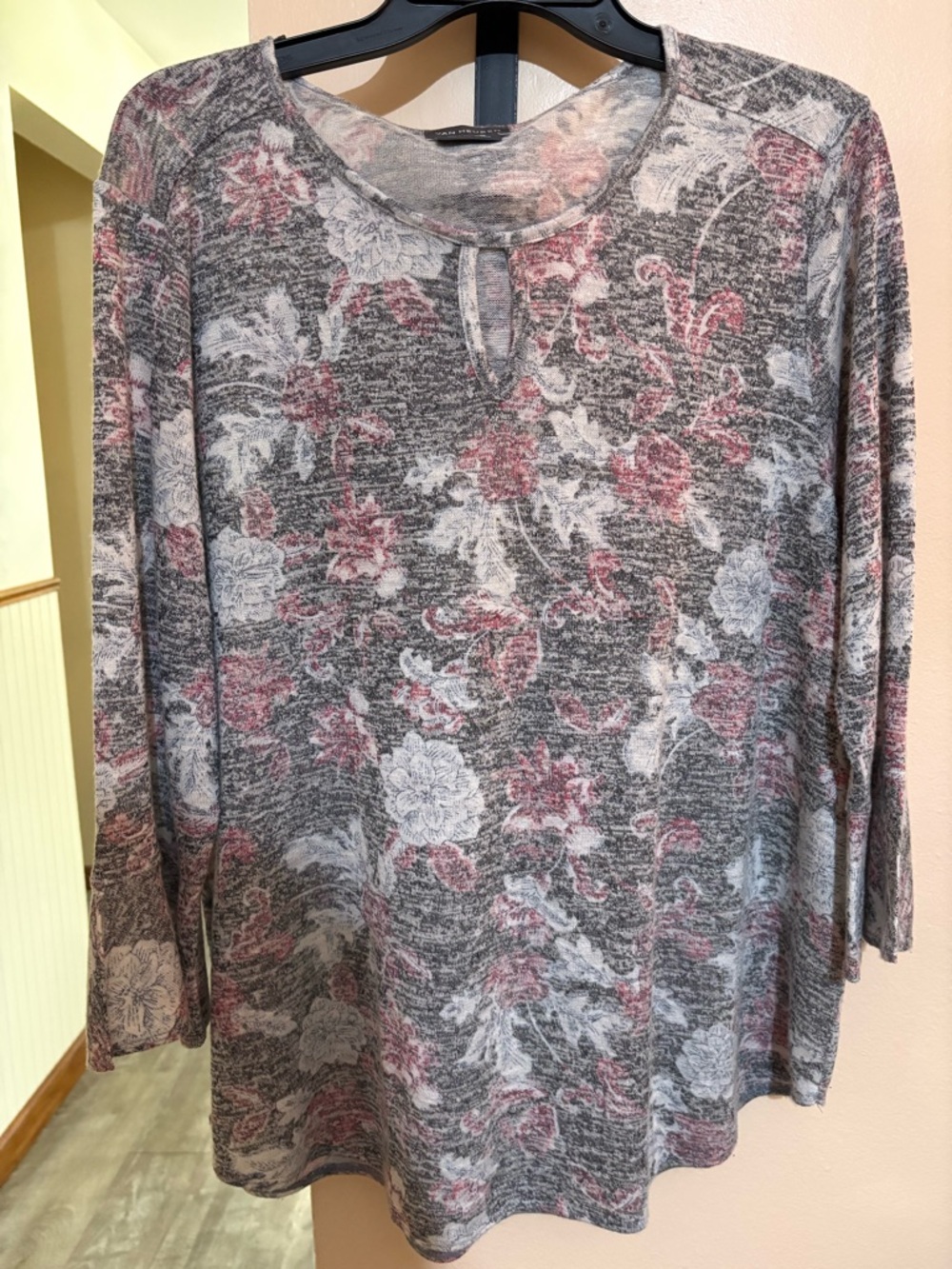 Van Heusen Top Women Size XL Grey/Pink
Pink Floral 3/4 Bell
Sleeve Keyhole Neck